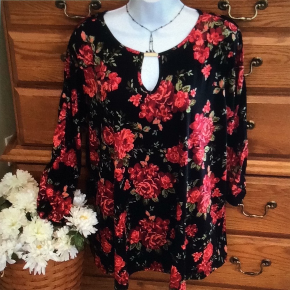 Red Rose Beautiful Tunic NWT